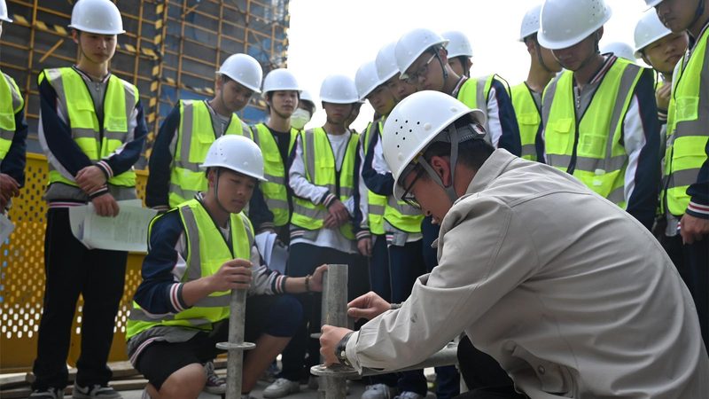 在选择建筑劳务合同范本时，应注意以下几点：